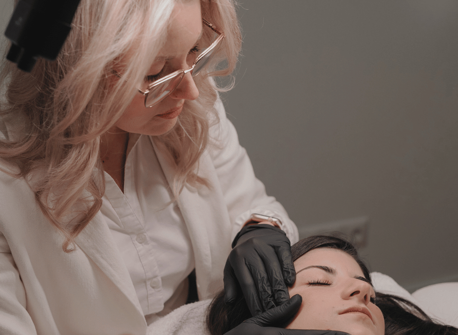 Professionelle Hautanalyse in Bedburg während einer individuellen Hautberatung