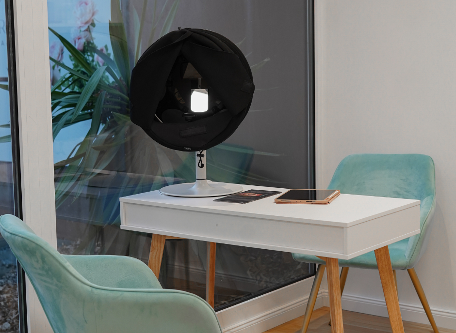 Modernes Observ-Gerät zur Hautanalyse in einem Studio in Bedburg