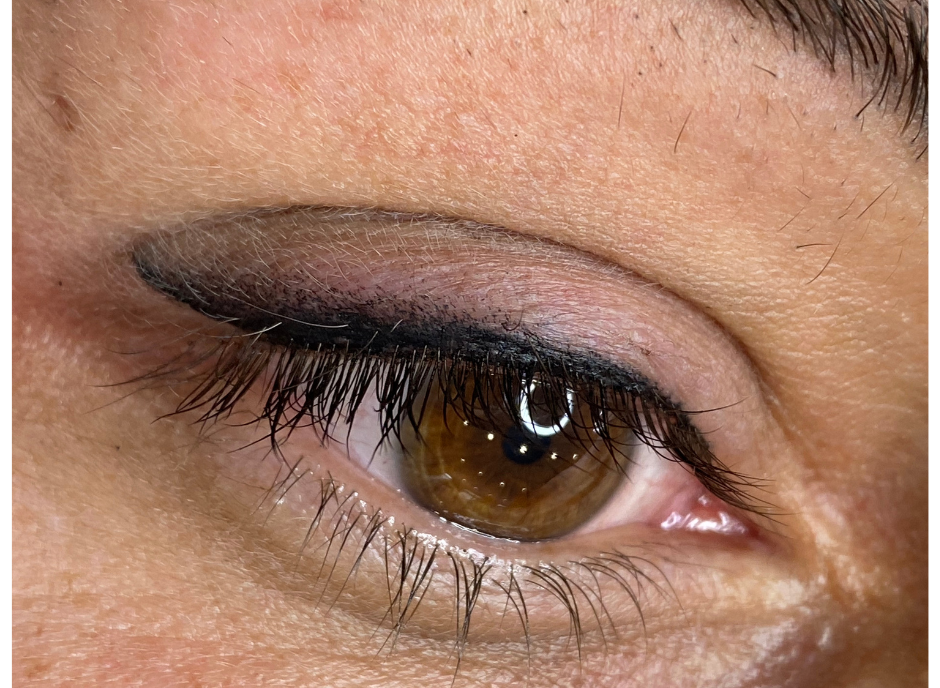 Feine Eyeliner- und Wimpernkranzverdichtung Pigmentierung – dezentes Permanent Make-up für ausdrucksstarke Augen in Bedburg.