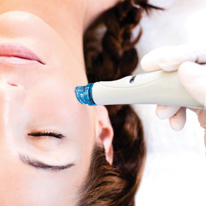 Hydrafacial-Frau-Behandlungen-Heimann-Kosmetik